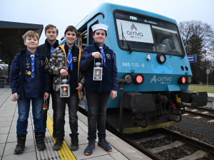 Betlémské světlo vyrazilo z Brna do všech koutů Česka. Plamínek rozváží skautští kurýři