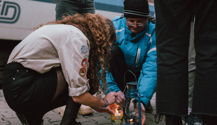 Betlémské světlo vyrazilo z Brna do všech koutů Česka. Plamínek rozváží skautští kurýři