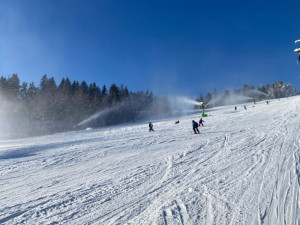 I když je obleva, lyžovat se stále dá, lákají provozovatelé lyžařských areálů na jižní Moravu