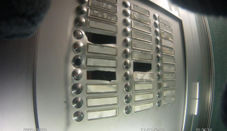 Cizinec rozehrál na brněnském sídlišti zvonkový orchestr. Přes prsty ho klepli strážníci