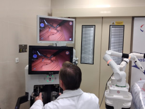 Lékaři v Brně povolají na sál nového robota. Pomůže při operacích plic a střev