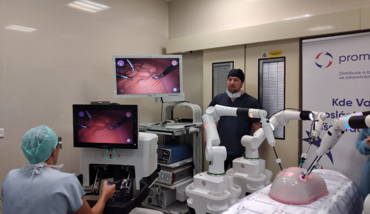 Lékaři v Brně povolají na sál nového robota. Pomůže při operacích plic a střev