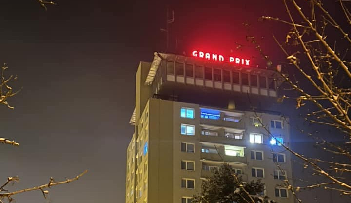 Nad Brnem znovu září Grand Prix. Ikonický nápis se vrátil na střechu bývalé kavárny