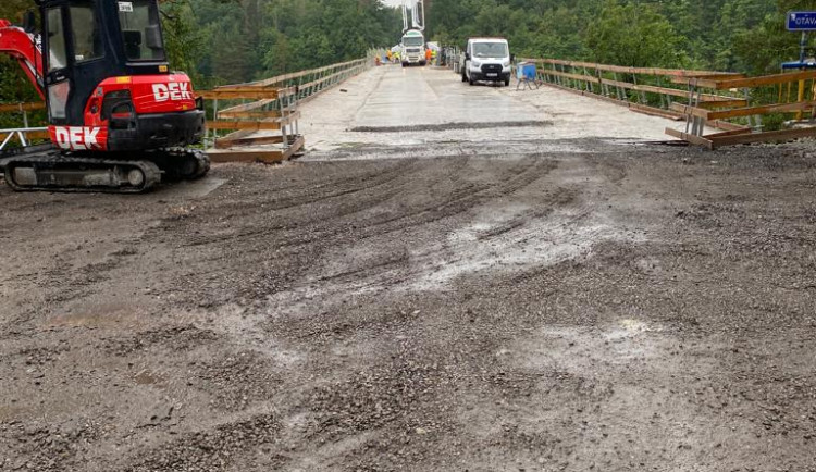 Most přes Otavu u Zvíkovského Podhradí slouží řidičům