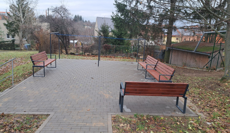 Důchodci ze Znojma dostali speciální lavičky.