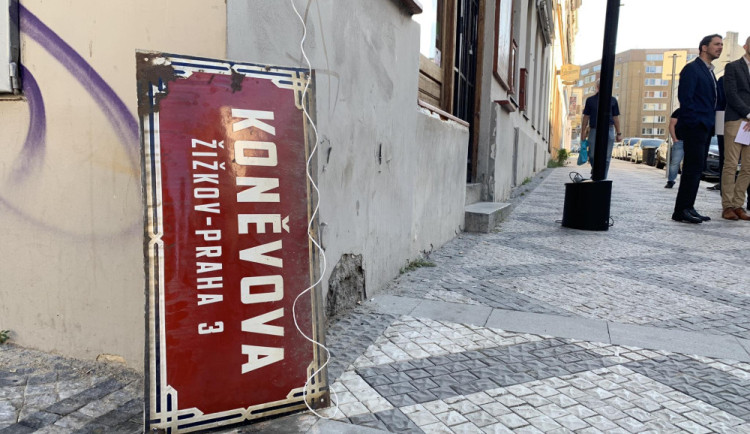 Dražba dvou cedulí z Koněvky vynesla přes šedesát tisíc. Peníze pomohou dětem s handicapem