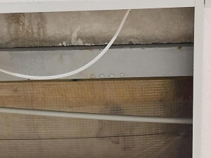 Inspekci ve znojemském Lidlu zarazily kbelíky na vodu. Stály mezi rajčaty