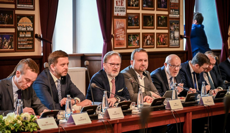 Disidenti dostanou průměrný důchod, svolila vláda