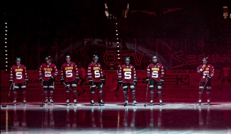 Sportovní kluby v rámci uctění obětí masové vraždy odkládají svá utkání