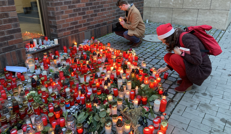 Lidé v Brně zapalují svíčky za oběti střelby. Schází se před školou i v divadle