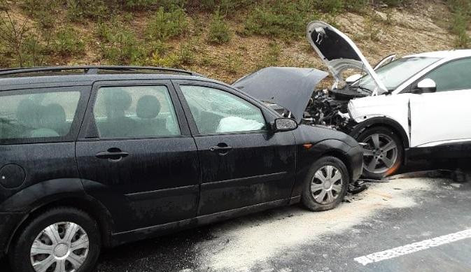 Předjíždění nákladní soupravy vedlo k čelnímu střetu s protijedoucím autem. Tři lidé jsou zraněni