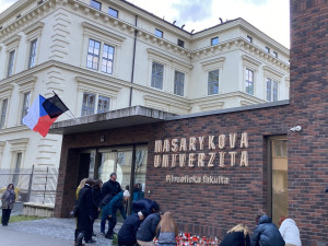 Lidé v Brně zapalují svíčky za oběti střelby. Schází se před školou i v divadle