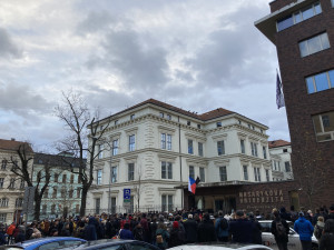 Lidé v Brně zapalují svíčky za oběti střelby. Schází se před školou i v divadle