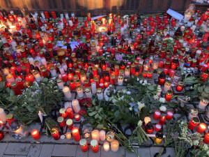 Lidé v Brně zapalují svíčky za oběti střelby. Schází se před školou i v divadle