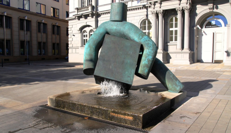 Sochy spravedlnosti před sídlem NSS