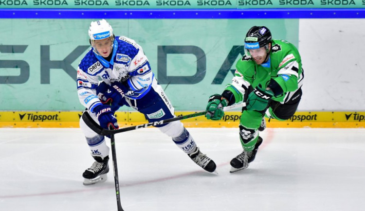 Steve Moses z Komety bojuje na ledě Mladé Boleslavi