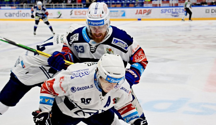 Rhett Holland v souboji s plzeňskými protihráči