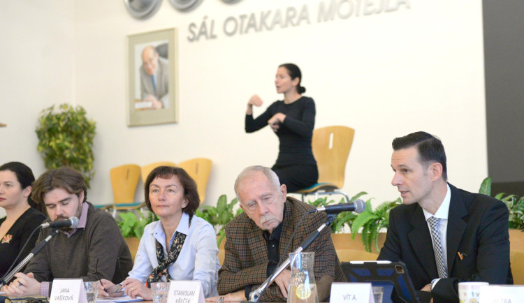 Stanislav Křeček (druhý zprava)