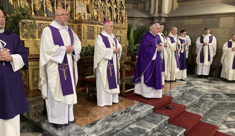 Období Vánoc je vhodné k nalezení naděje, prohlásil při zádušní mši v Brně Fiala