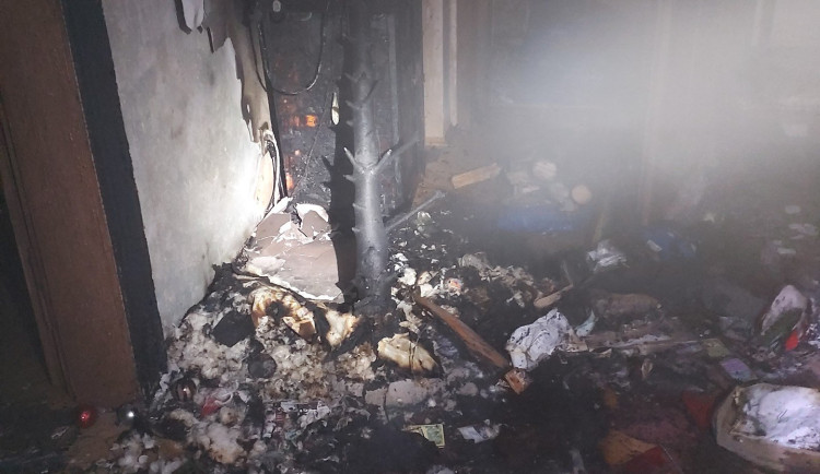 Prskavka na stromečku změnila Štědrý večer v drama. Hasiči zachránili z hořícího bytu šest lidí