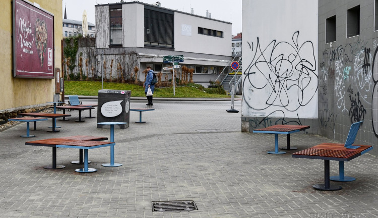 Lidé už před knihovnou v Blansku nešlapou do kaluží a relaxují na nových lavičkách