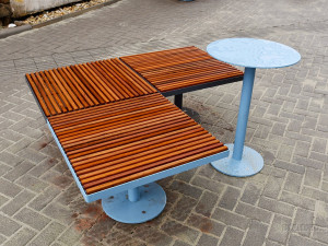 Lidé už před knihovnou v Blansku nešlapou do kaluží a relaxují na nových lavičkách