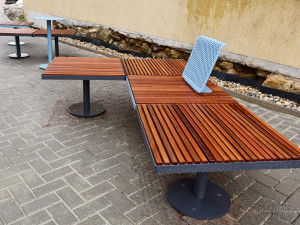 Lidé už před knihovnou v Blansku nešlapou do kaluží a relaxují na nových lavičkách