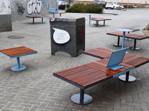 Lidé už před knihovnou v Blansku nešlapou do kaluží a relaxují na nových lavičkách