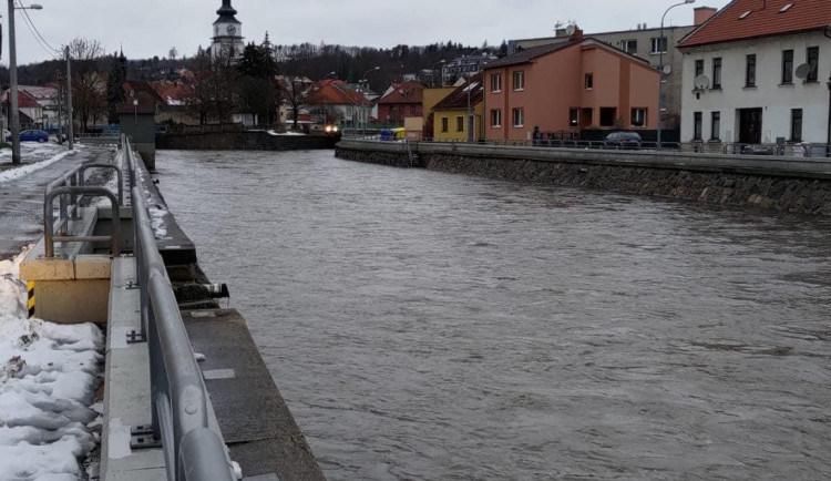 Hladiny řek v Jihomoravském kraji klesají, v Brně voda zaplavila bagr