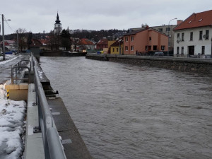 Hladiny řek v Jihomoravském kraji klesají, v Brně voda zaplavila bagr