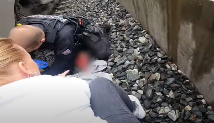 VIDEO: Mladá dívka se chtěla zabít a skočila pod vlak. Život jí zachránili policisté