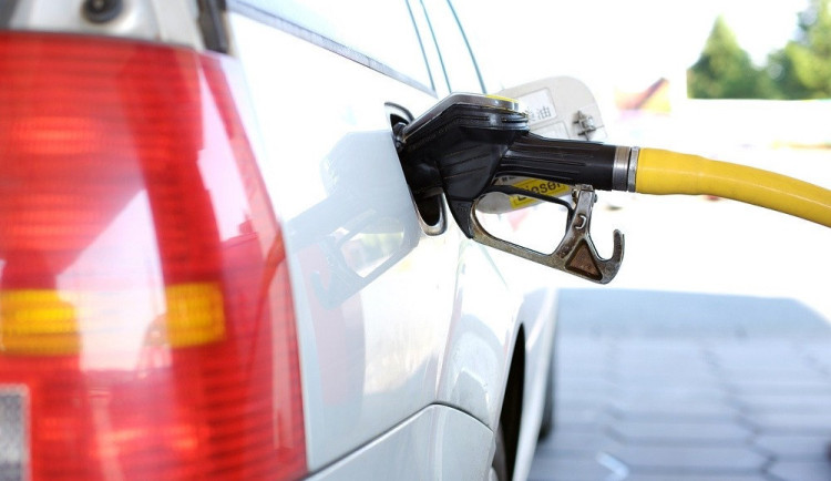 Ceny benzínu jdou stále dolů, všímají si řidiči z jihu Moravy