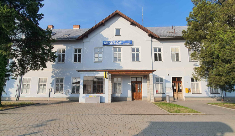 Historická budova nádraží v Mikulově půjde k zemi. Nahradí ji nová