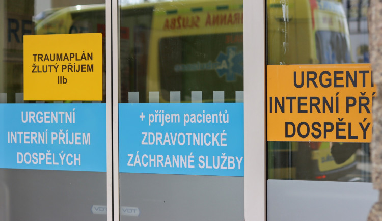 Opilci, poranění od petard i skla nebo bolesti břicha. Urgenty měly rušno