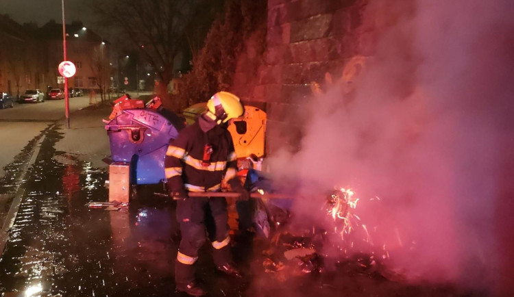 Lidé si volali záchranáře kvůli alkoholu i kvůli přejedení. Nejvíc problémů dělali opilci a pyrotechnika