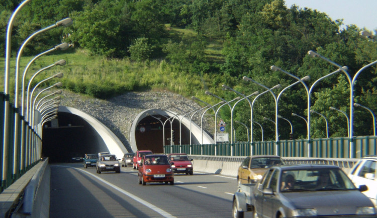 Ve středu měl být mimořádně uzavřený Pisárecký tunel. Nakonec ho opraví v noci