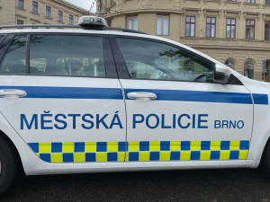 Do školy v Brně se vloupal cizí muž. Strážníci u něj našli nářadí