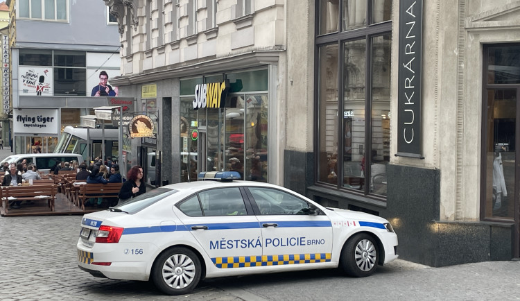Ženu v Brně profackoval kolemjdoucí muž. Před strážníky se hájil, že ji praštil pouze jednou