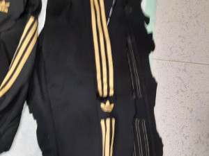 Žena přeskočila zábradlí a vběhla pod šalinu. Leží zraněná v nemocnici a policie pátrá po její totožnosti