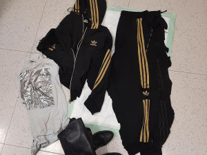 Žena přeskočila zábradlí a vběhla pod šalinu. Leží zraněná v nemocnici a policie pátrá po její totožnosti