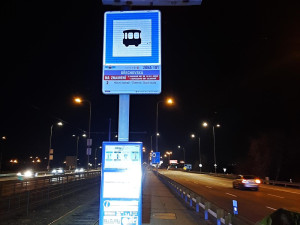 Žena přeskočila zábradlí a vběhla pod šalinu. Leží zraněná v nemocnici a policie pátrá po její totožnosti