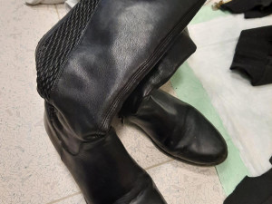 Žena přeskočila zábradlí a vběhla pod šalinu. Leží zraněná v nemocnici a policie pátrá po její totožnosti