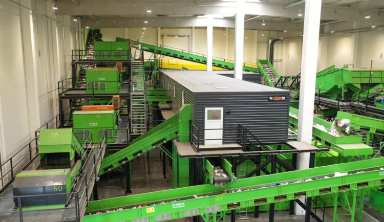 Na brněnské třídicí lince odborníci testují, zda stroje rozpoznají obaly k recyklaci