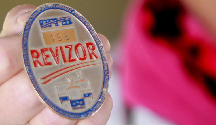 Muž bez jízdenky dal v šalině revizorce pěstí. Bránila mi ve výstupu, vymlouval se strážníkům