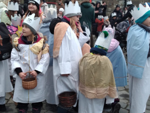 Velbloudi, koledy a klanění u betléma. Brňané v průvodu oslavovali Tři krále (doplním)
