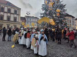 Velbloudi, koledy a klanění u betléma. Brňané v průvodu oslavovali Tři krále (doplním)
