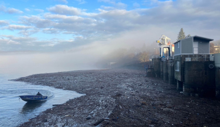 Po vánoční povodni je Prýgl plný naplavenin. Na jeho vyčištění Povodí Moravy začalo pracovat