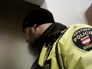 VIDEO: Muž v bytě rozřezával sporák flexou. Ukončuji smlouvu s dodavatelem energií, vysvětloval