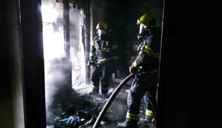 Požár rodinného domu způsobil škodu za dva miliony. Dvě mladé ženy skončily v nemocnici