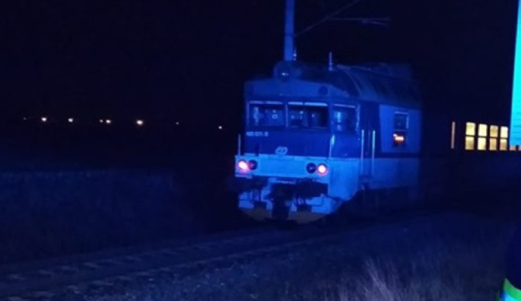 Provoz na železnici u Brna zastavila tragická nehoda. Vlak srazil ženu